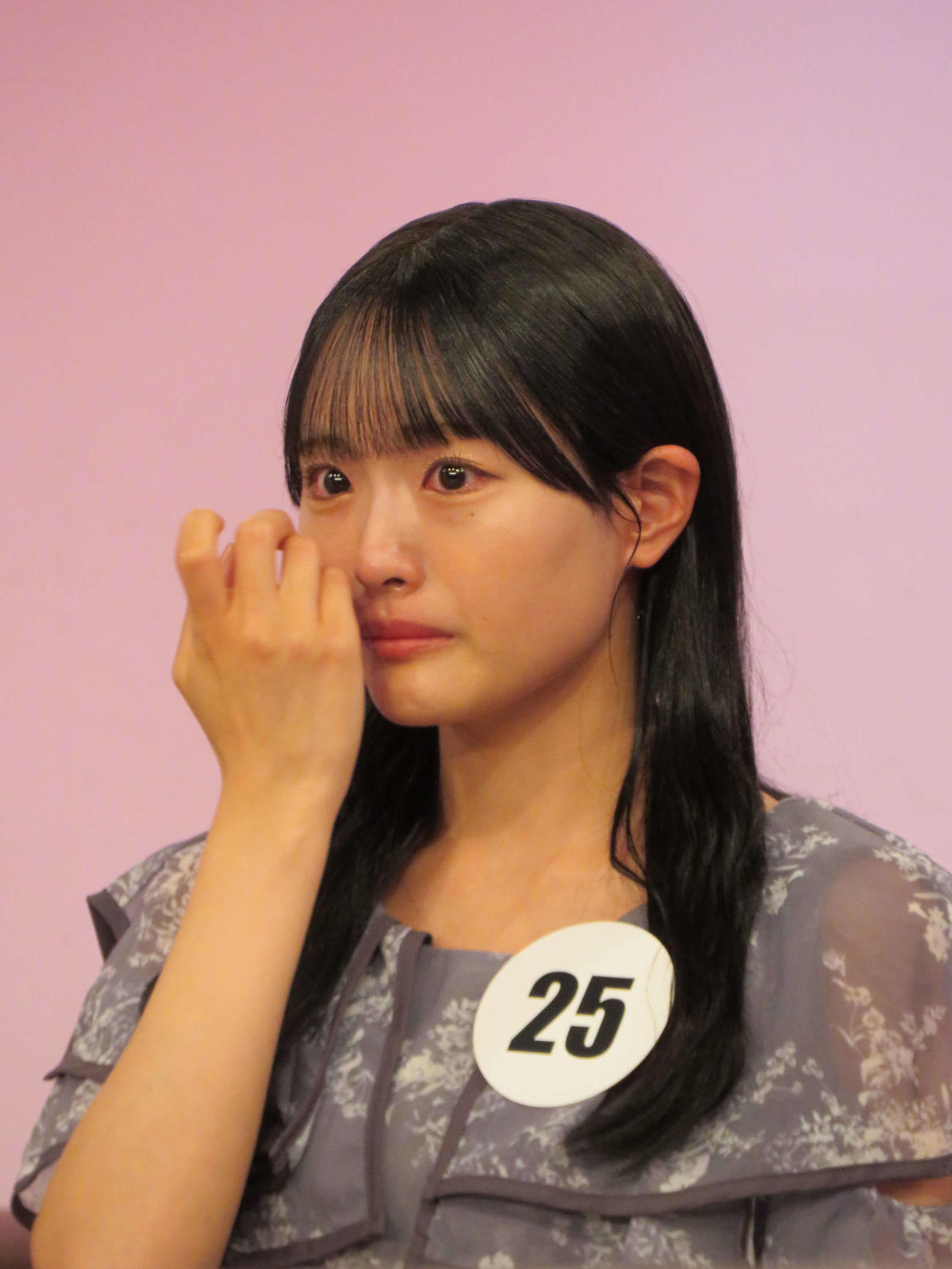 宮前真樹がプロデュースする新アイドルグループオーディションでメンバーに選ばれて涙する、はるな（撮影・村上幸将）