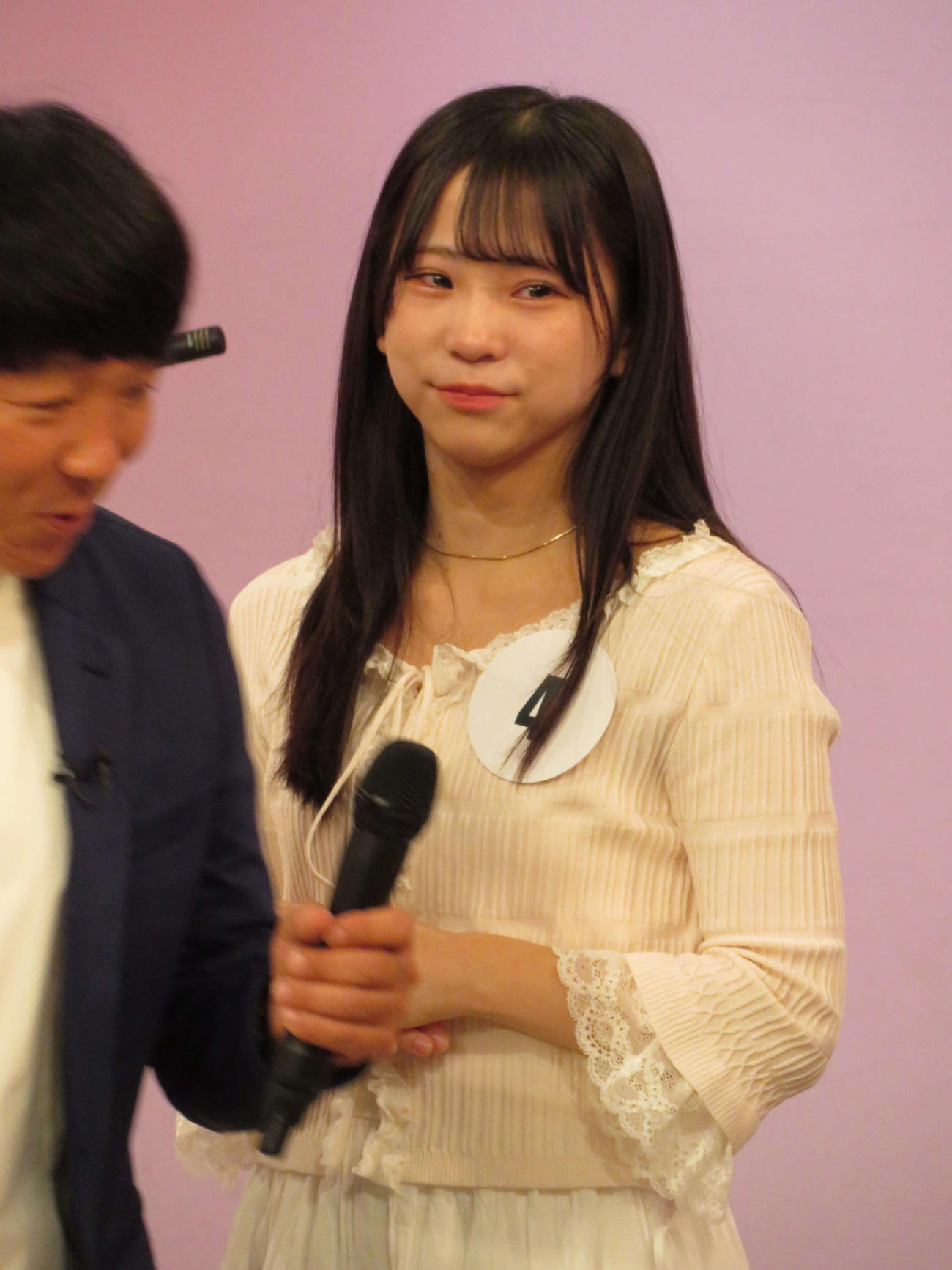 宮前真樹がプロデュースする新アイドルグループオーディションでメンバーに選ばれて涙する、ももか（撮影・村上幸将）