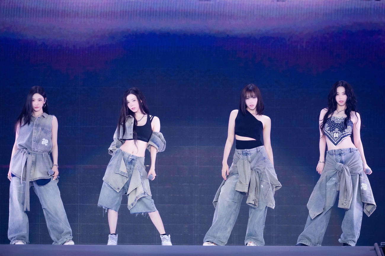 「SMTOWN LIVE 2025 in TOKYO」でパフォーマンスするaespa。左からニンニン、ウィンター、ジゼル、カリナ