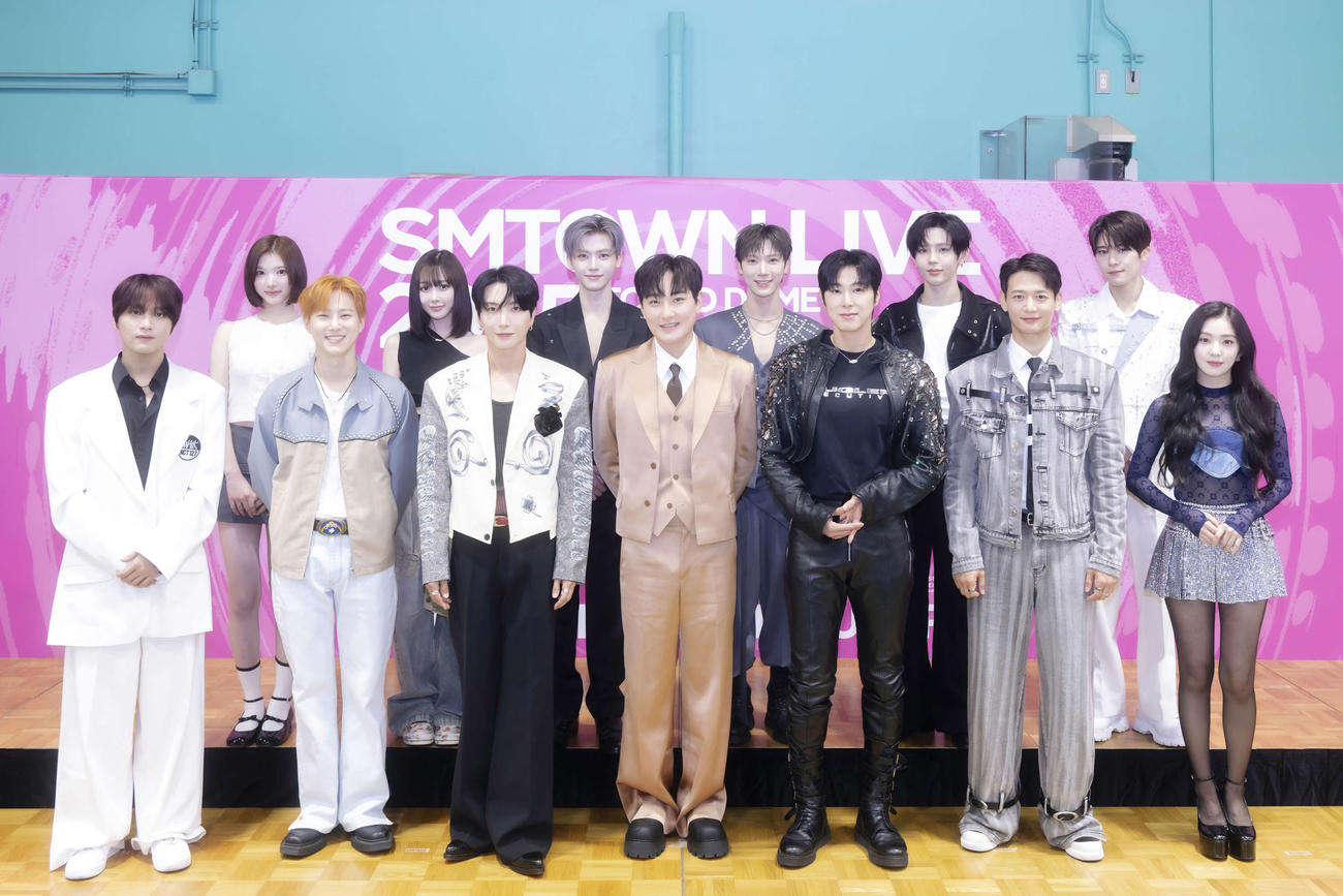 「SMTOWN LIVE 2025 in TOKYO」に出演した所属アーティストら。前列左からNCT 127へチャン、EXOスホ、SUPER JUNIORイトゥク、カンタ、東方神起ユンホ、SHINeeミンホ、Red Velvetアイリーン。後列左からHearts2Heartsジウ、aespaジゼル、NCT DREAMジェミン、WayVテン、RIIZEショウタロウ、NCT WISHシオン