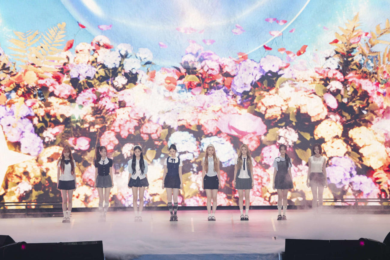 「SMTOWN LIVE 2025 in TOKYO」でパフォーマンスするHearts2Hearts。左からイェオン、ステラ、ユハ、イアン、エイナ、ジューン、カルメン、ジウ