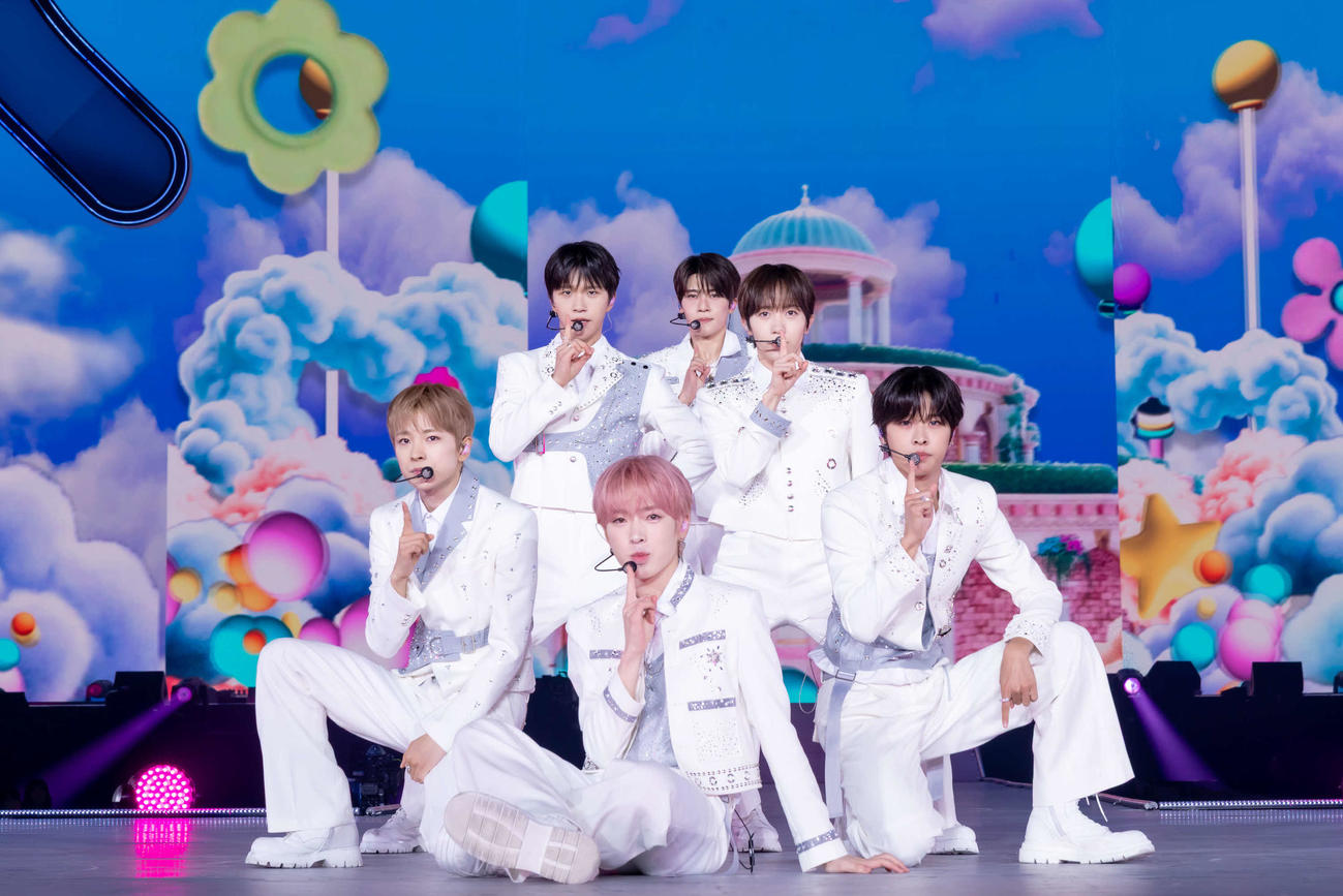 「SMTOWN LIVE 2025 in TOKYO」でパフォーマンスするNCT WISH。左からユウシ、ジェヒ、サクヤ、シオン、リョウ、リク