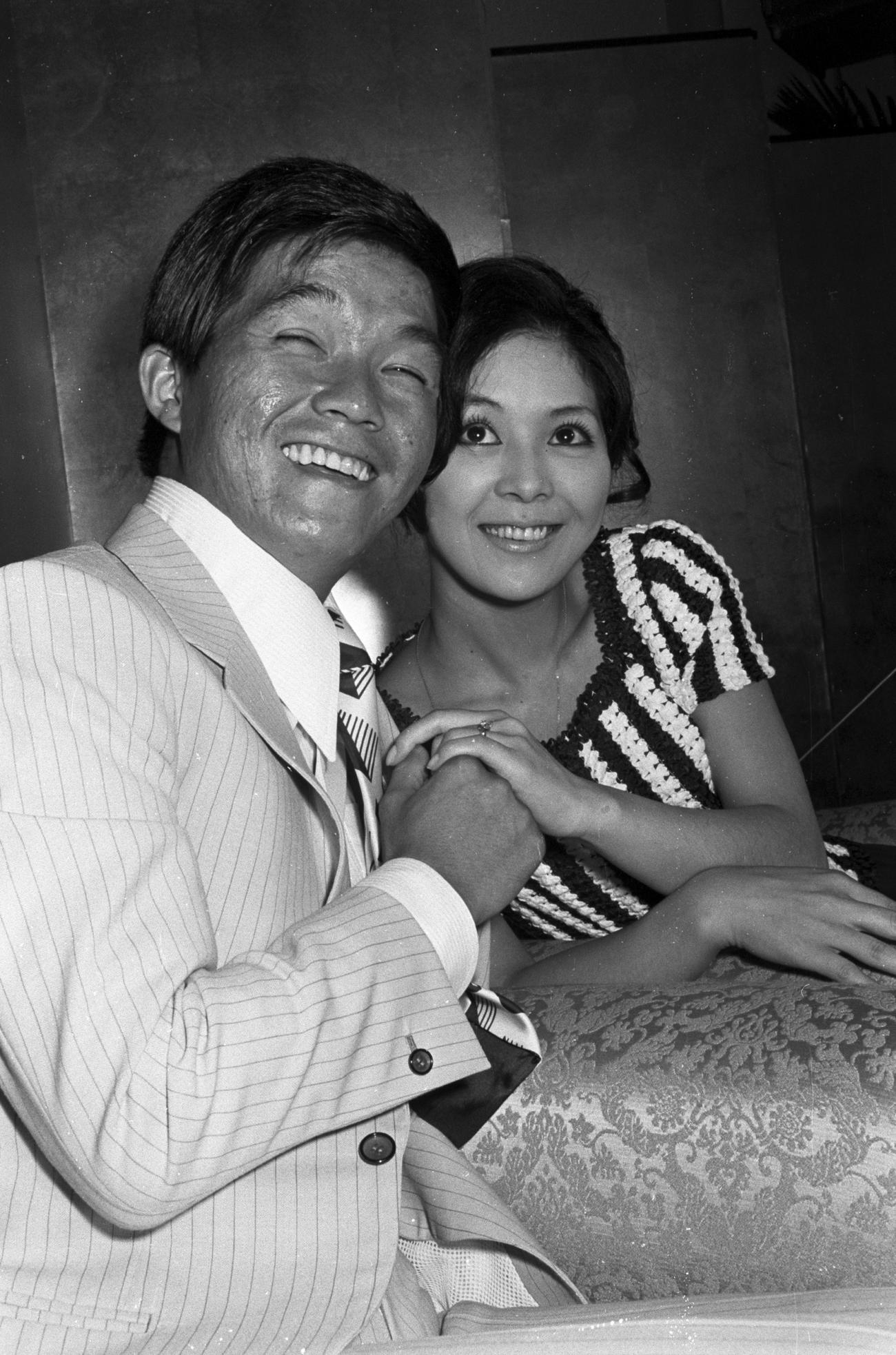 1971年　柏木由紀子と婚約、仲良くポーズを取る坂本九さん