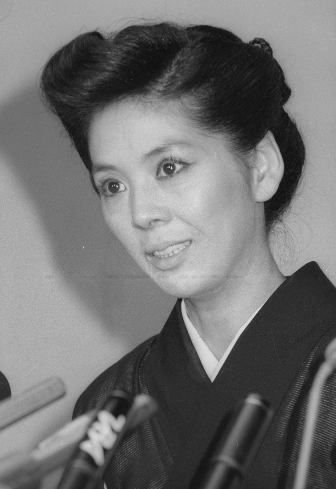 1985年9月　坂本九本葬で会見する柏木由紀子＝