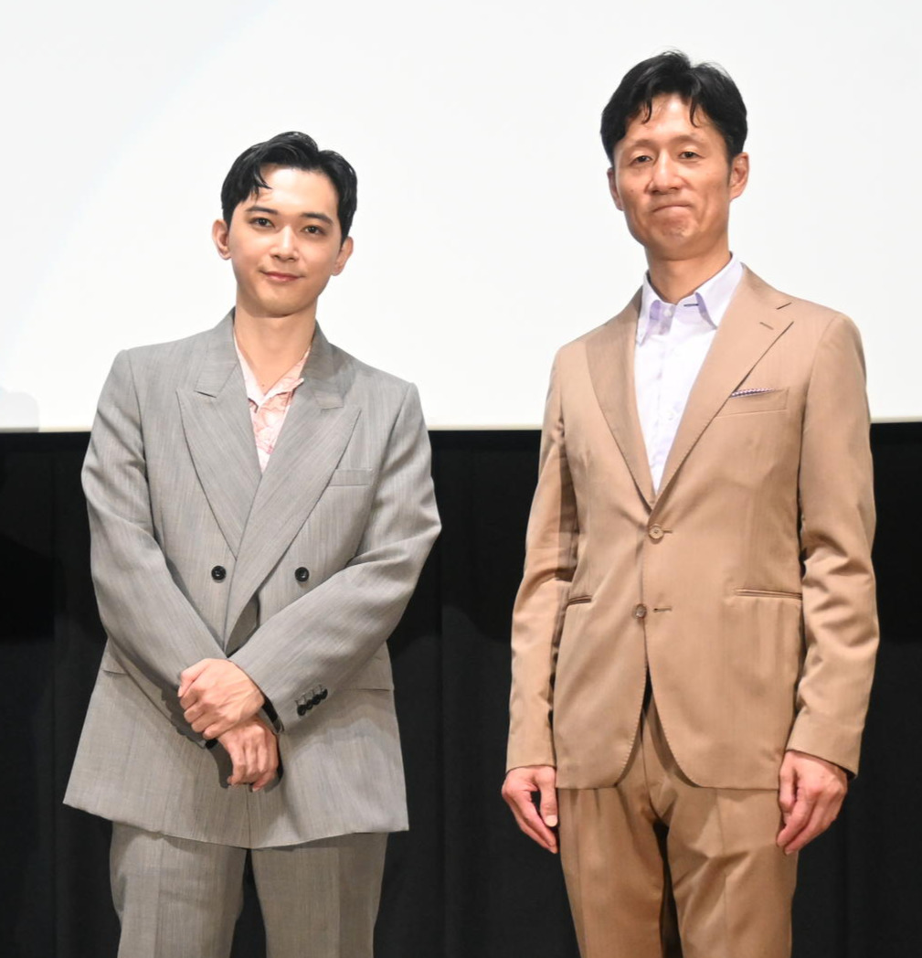 大阪市内で主演映画「国宝」の特大ヒット記念舞台あいさつに登壇した吉沢亮（左）李相日監督（撮影・松浦隆司）