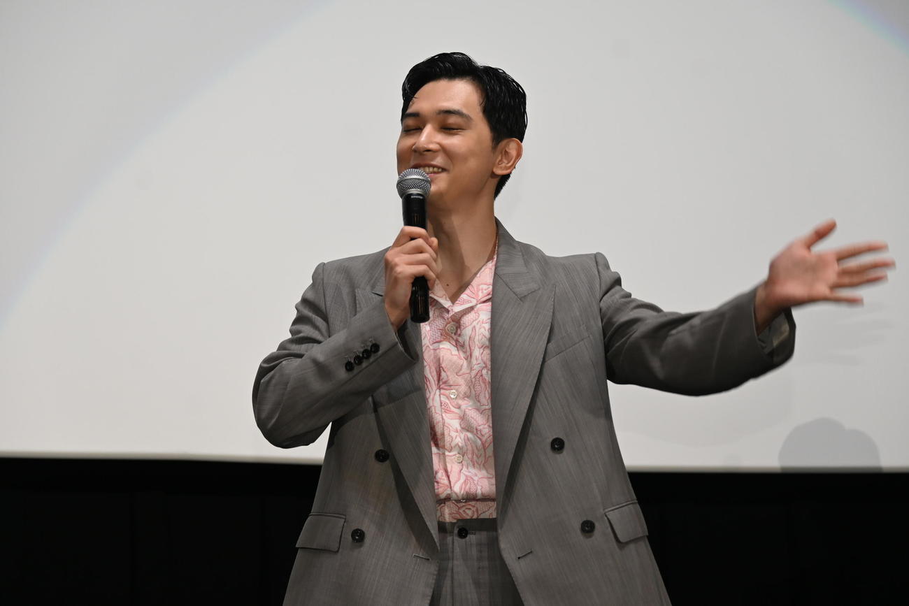 大阪市内で主演映画「国宝」の特大ヒット記念舞台あいさつに登壇した吉沢亮（撮影・松浦隆司）