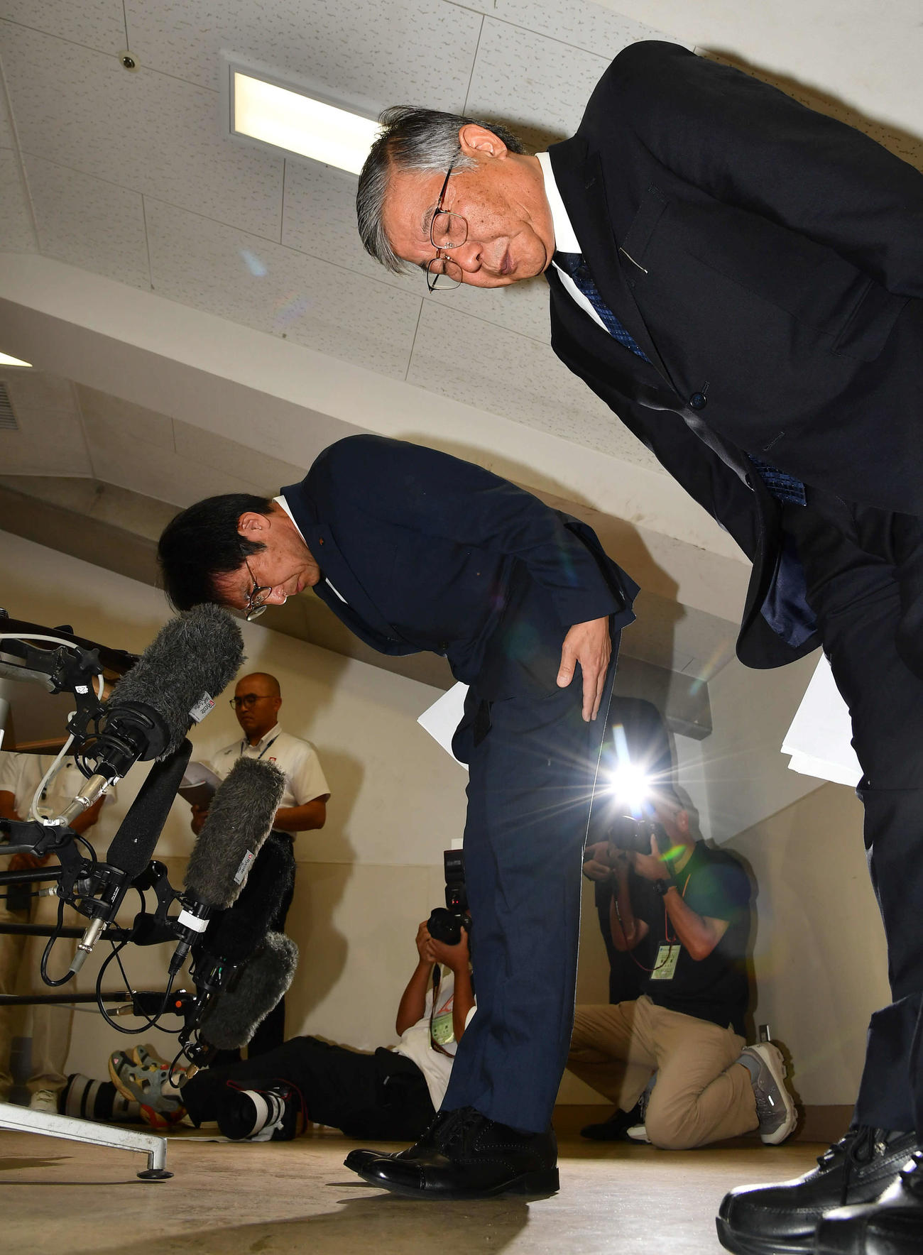 全国高等学校野球選手権大会の出場辞退会見で謝罪をする広陵堀校長（左）（撮影・岩下翔太）