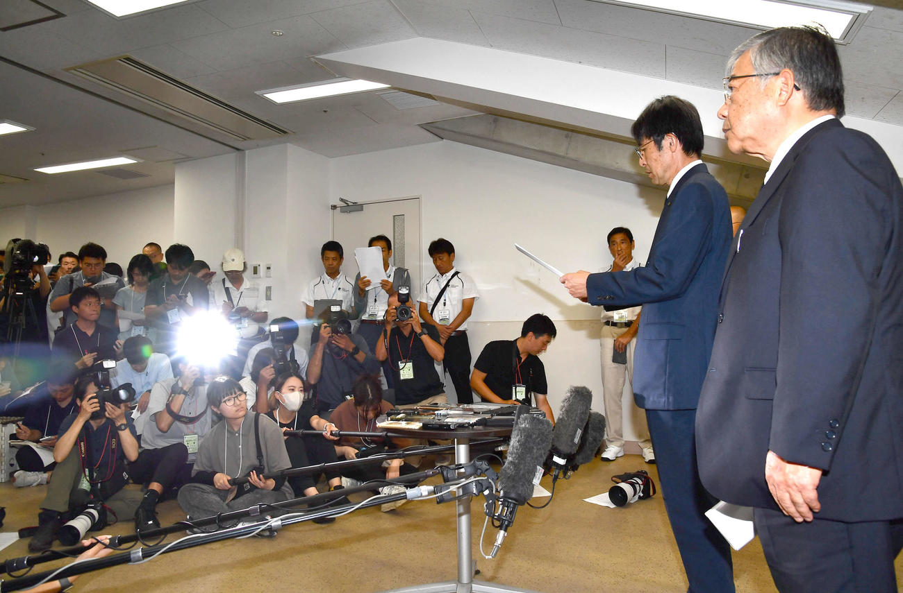 全国高等学校野球選手権大会の出場辞退会見で報道陣に経緯を説明する広陵堀校長（右から2人目）（撮影・岩下翔太）