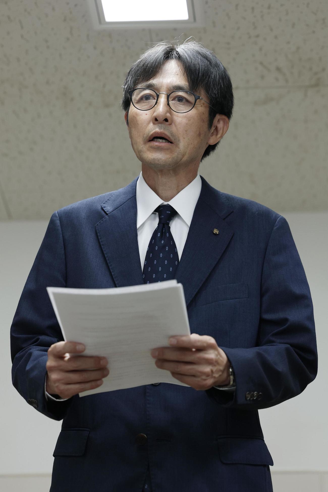 全国高校野球選手権大会の出場辞退を表明する広陵の堀正和校長＝10日午後、兵庫県西宮市（共同）