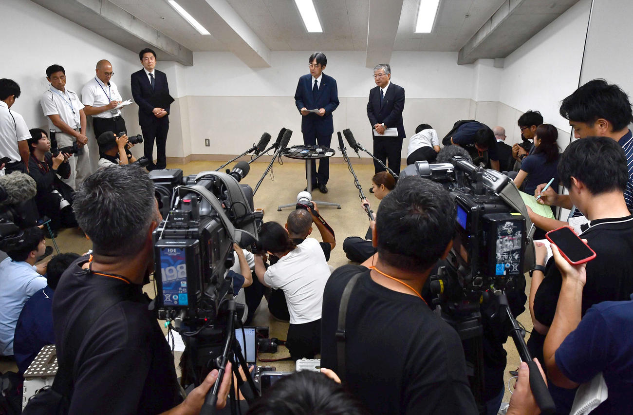 全国高等学校野球選手権大会の出場辞退会見で報道陣に経緯を説明する広陵堀校長（中央）（撮影・岩下翔太）