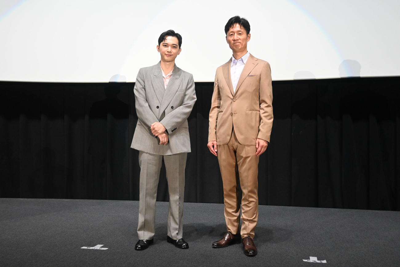大阪市内で主演映画「国宝」の特大ヒット記念舞台あいさつに登壇した吉沢亮（右）李相日監督（撮影・松浦隆司）