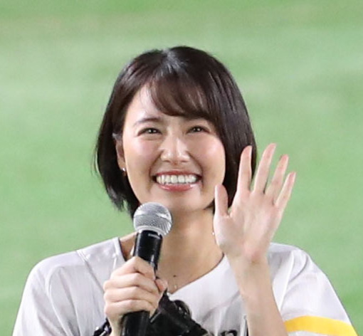9日、セレモニアルピッチに登場した新谷あやか