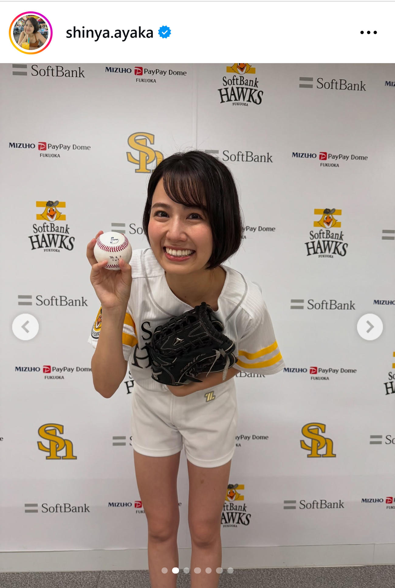 ショートパンツ姿で始球式に臨んだ新谷あやか（新谷あやかのインスタグラムから）