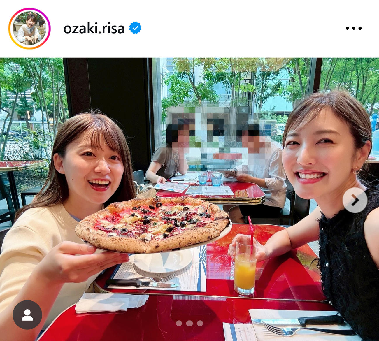 フジ小澤陽子アナピザを掲げる尾崎里紗（尾崎里紗のインスタグラムから）