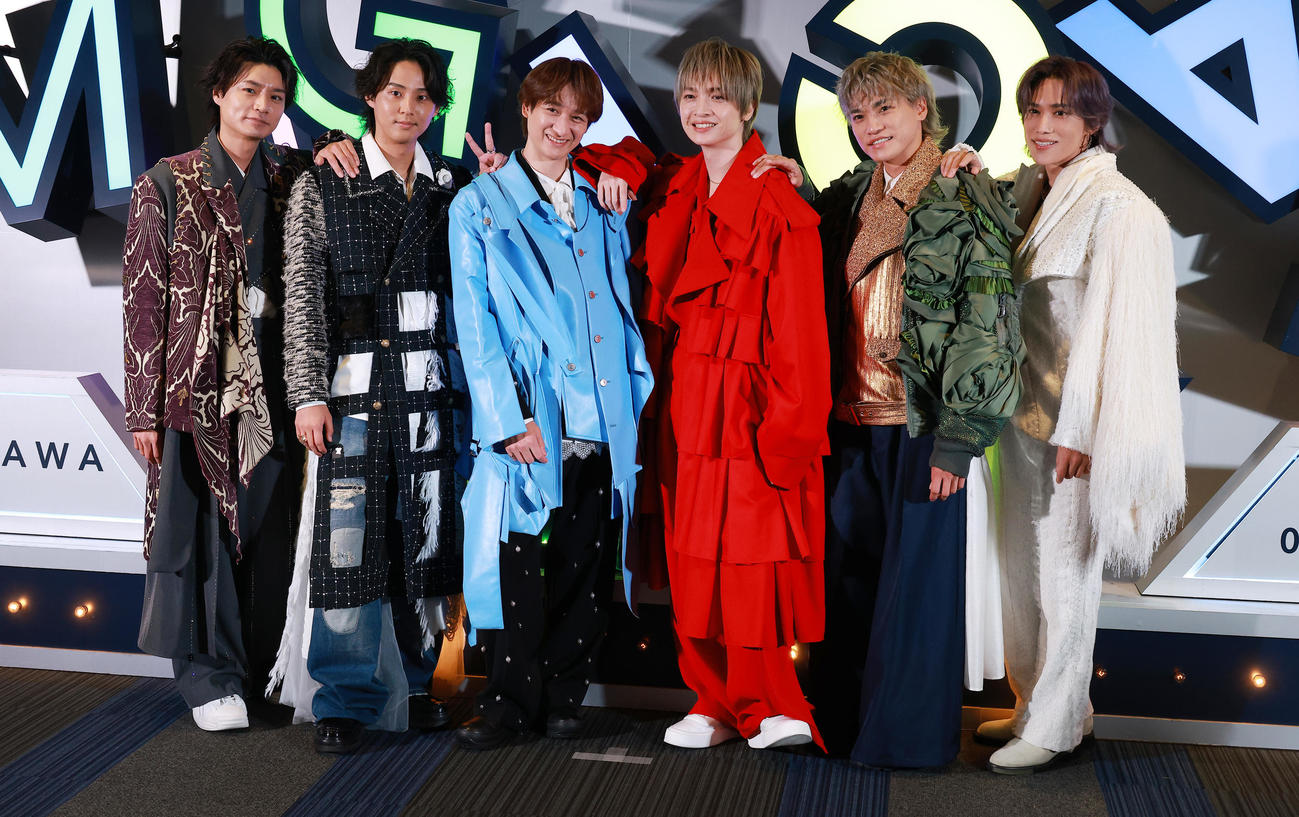 会見を行うKis－My－Ft2。左から横尾渉、藤ケ谷太輔、宮田俊哉、玉森裕太、二階堂高嗣、千賀健永（撮影・中島郁夫）