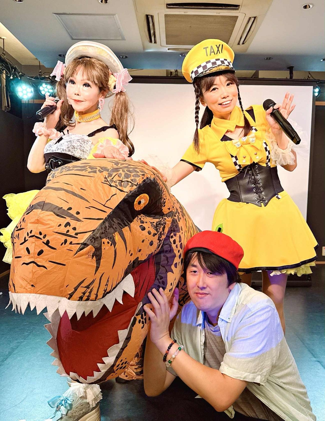 映画「ミリオンキッス物語」の舞台あいさつに登場した、左から時計回りに恵中瞳、カンパーニュ楓、りんご監督