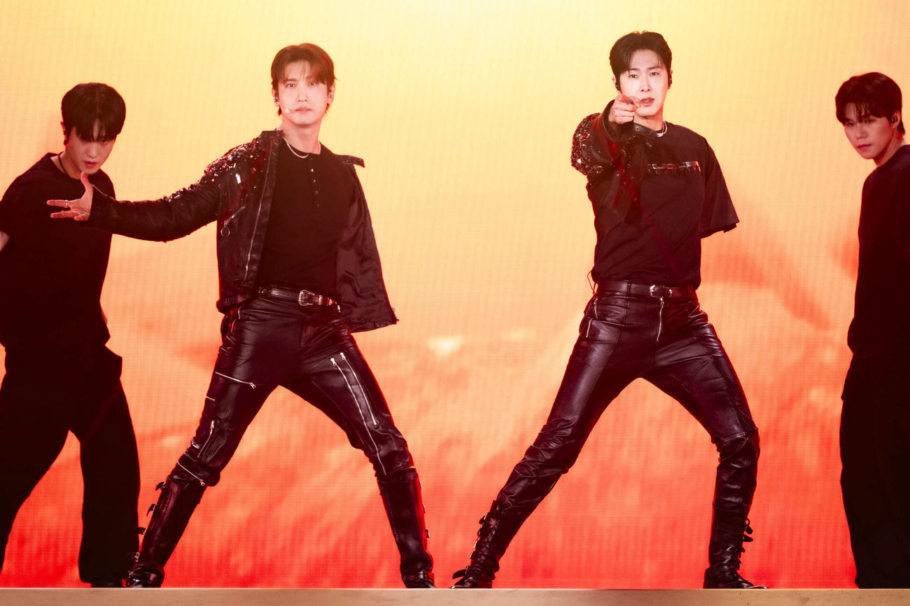 「SMTOWN LIVE 2025 in TOKYO」でパフォーマンスする東方神起のチャンミン（中央左）とユンホ（同右）