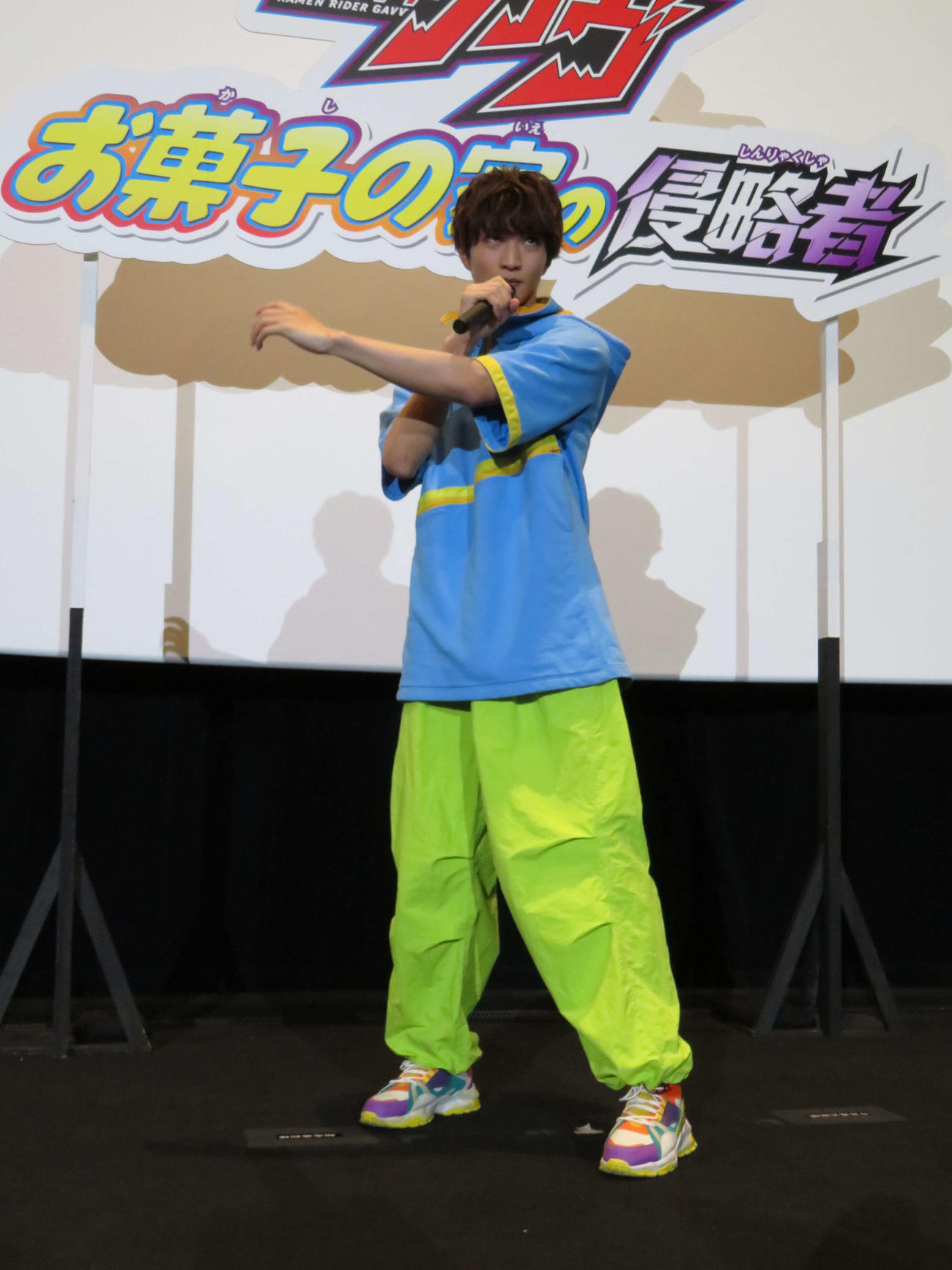 仮面ライダーガヴ＆仮面ライダーゼッツ　バトンタッチイベントで変身ポーズを披露した知念英和（撮影・村上幸将）