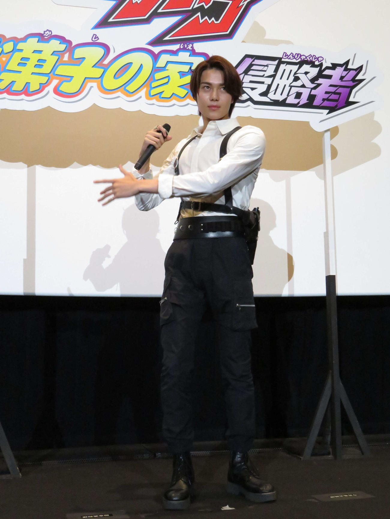 仮面ライダーガヴ＆仮面ライダーゼッツ　バトンタッチイベントで変身ポーズを披露する今井竜太郎（撮影・村上幸将）