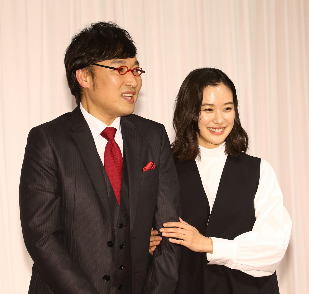 結婚会見で山里亮太（左）の左腕に優しく手を添える蒼井優（2019年6月撮影）