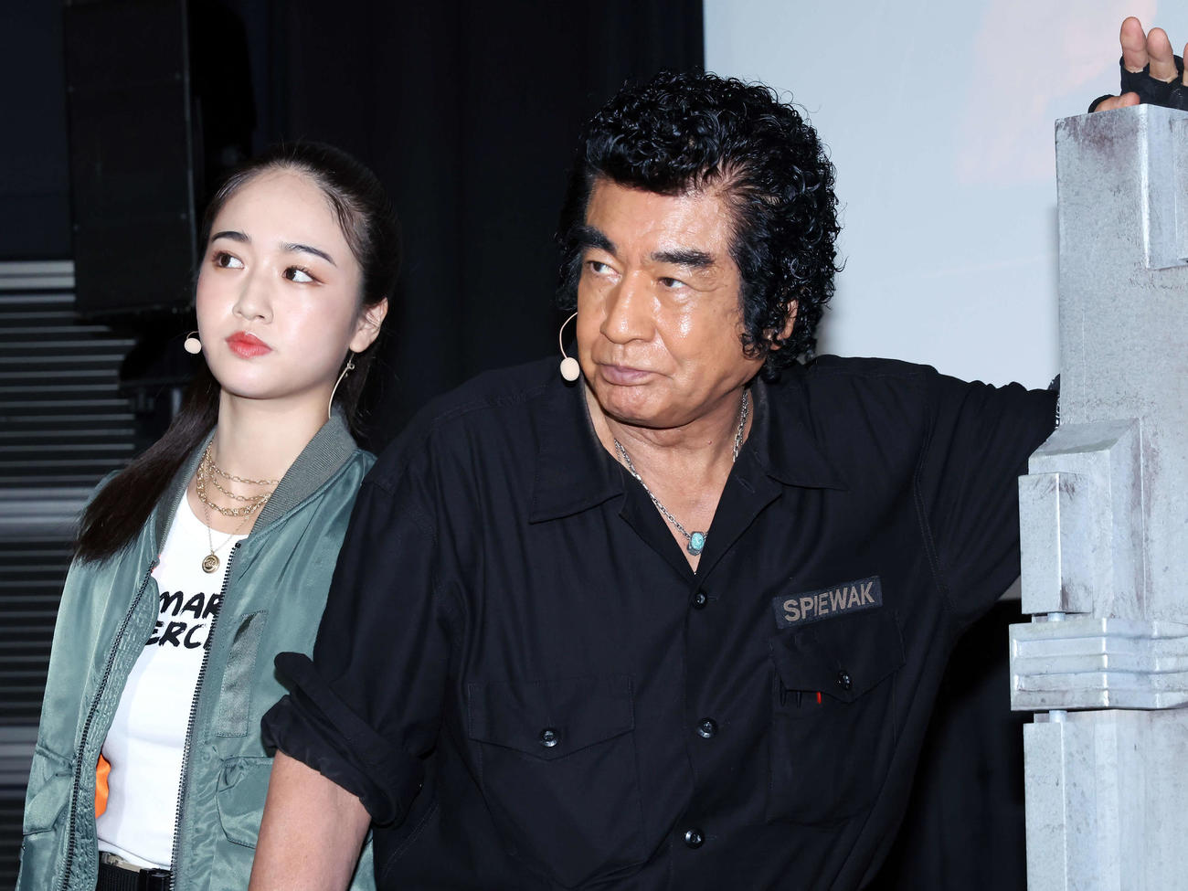「エイリアン：アース」配信直前イベントにエイリアン収納ユニットを押し登壇した藤岡弘、（右）と天翔愛（撮影・山本朝陽）