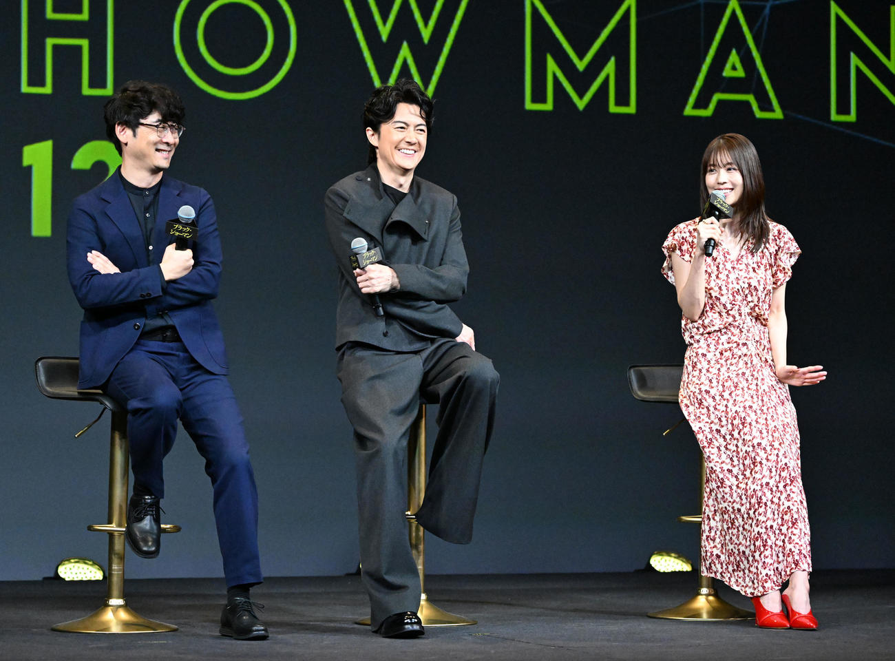 映画「ブラック・ショーマン」完成報告会で撮影中のエピソードを話す、右から有村架純、福山雅治、田中亮監督（撮影・千葉一成）