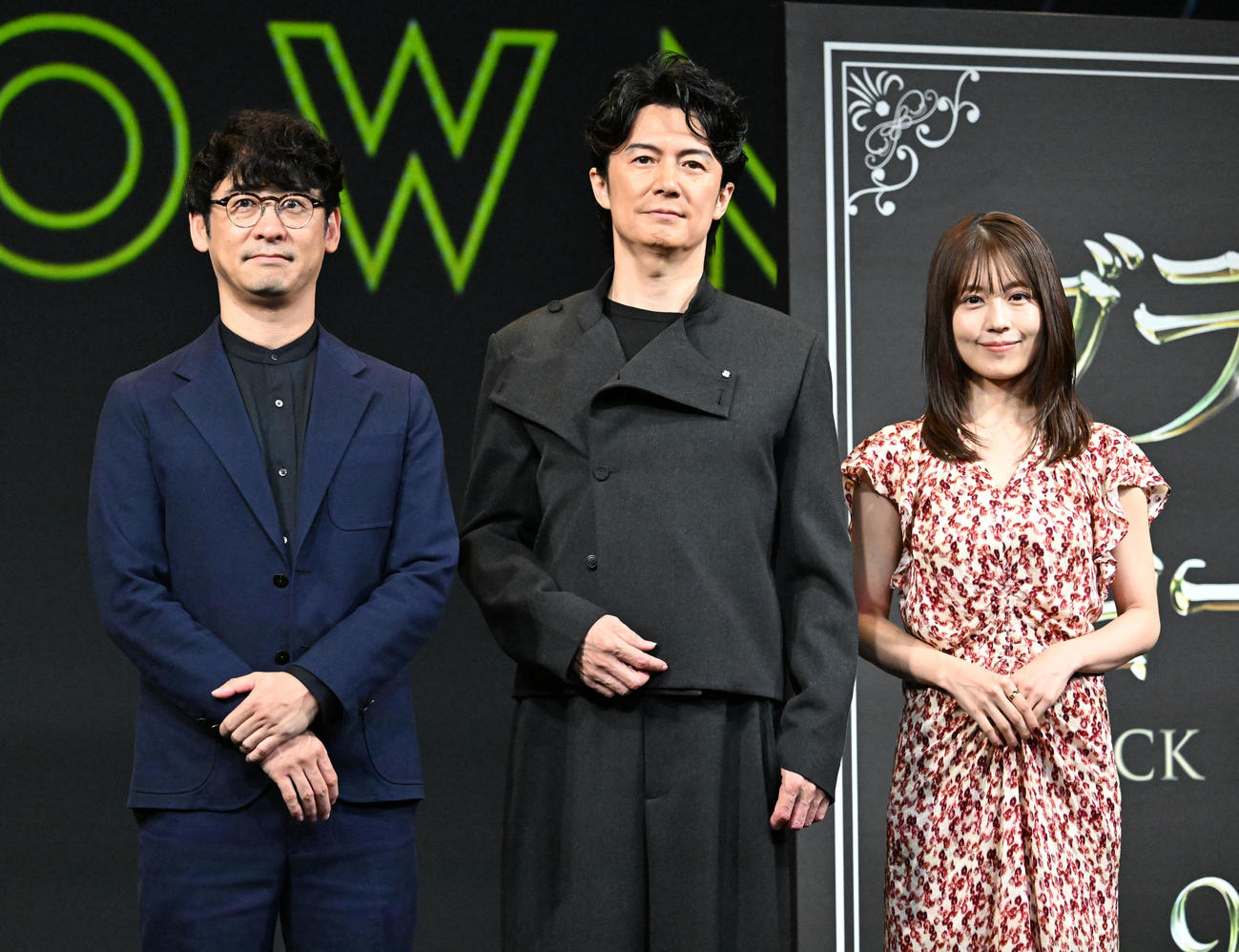映画「ブラック・ショーマン」完成報告会に登場した、左から田中亮監督、福山雅治、有村架純（撮影・千葉一成）