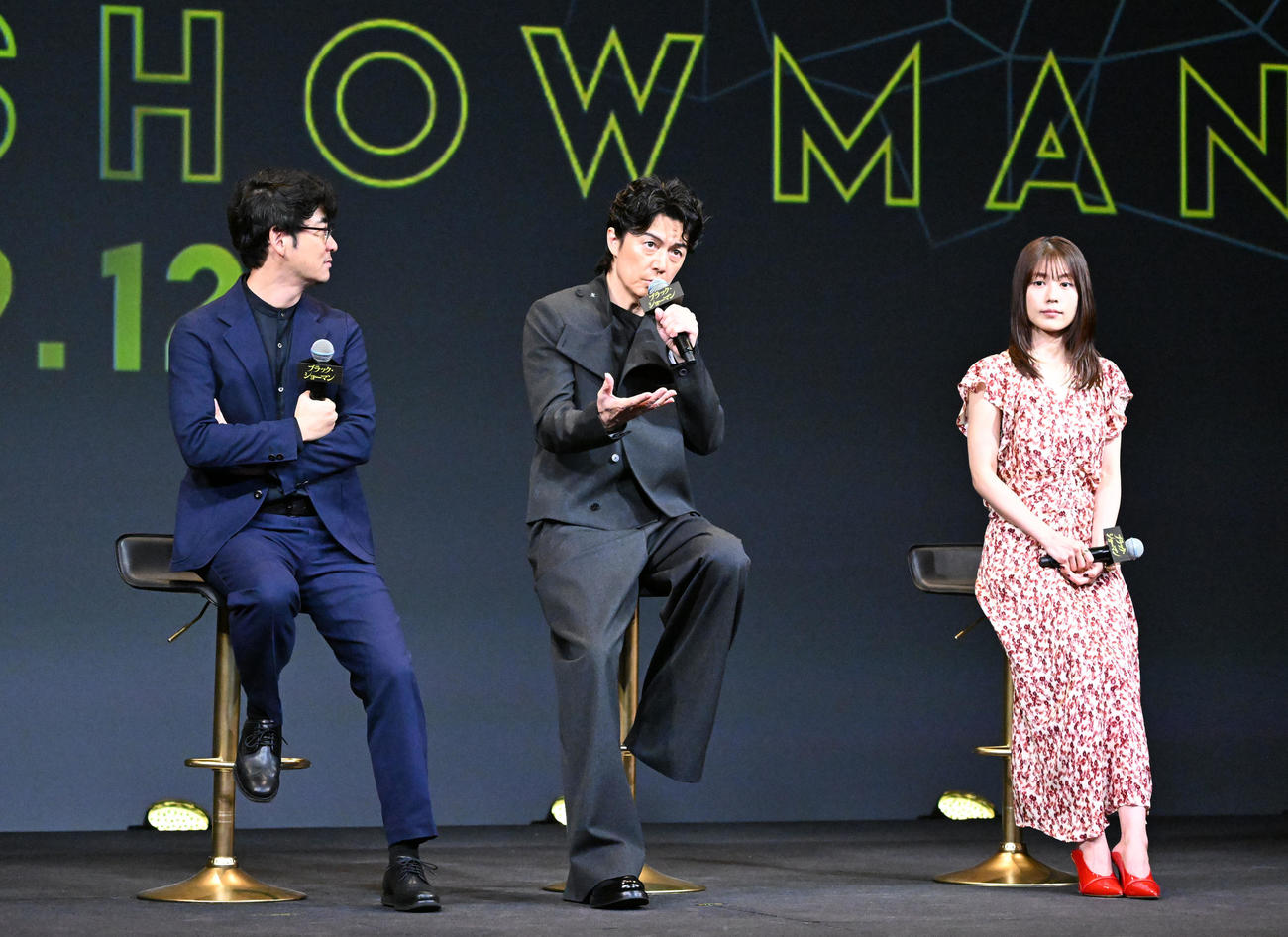 映画「ブラック・ショーマン」完成報告会で撮影中のエピソードを話す福山雅治（中央）。左は田中亮監督、右は有村架純（撮影・千葉一成）