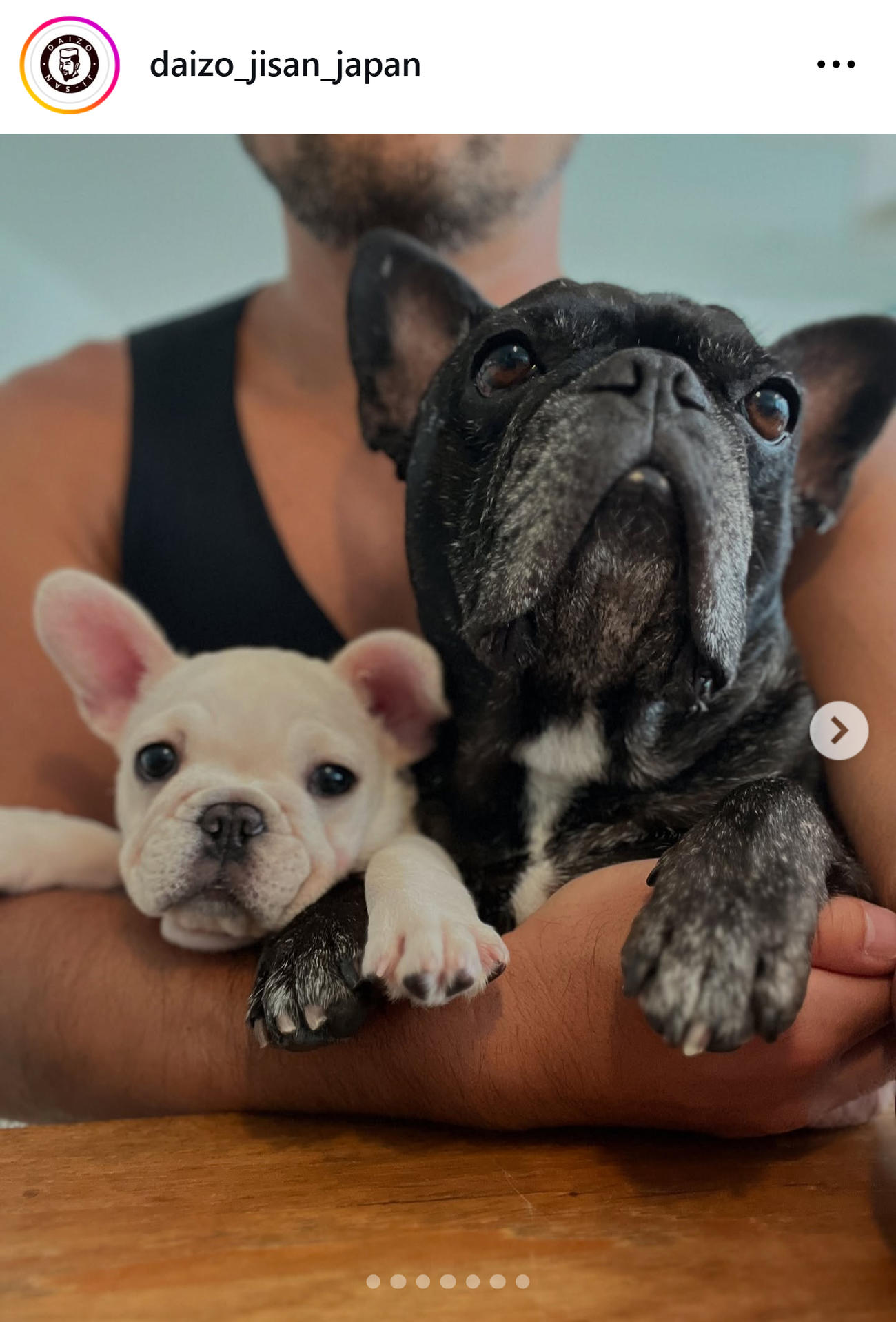 2匹の愛犬を抱くケツメイシ大蔵（大蔵のインスタグラムから）