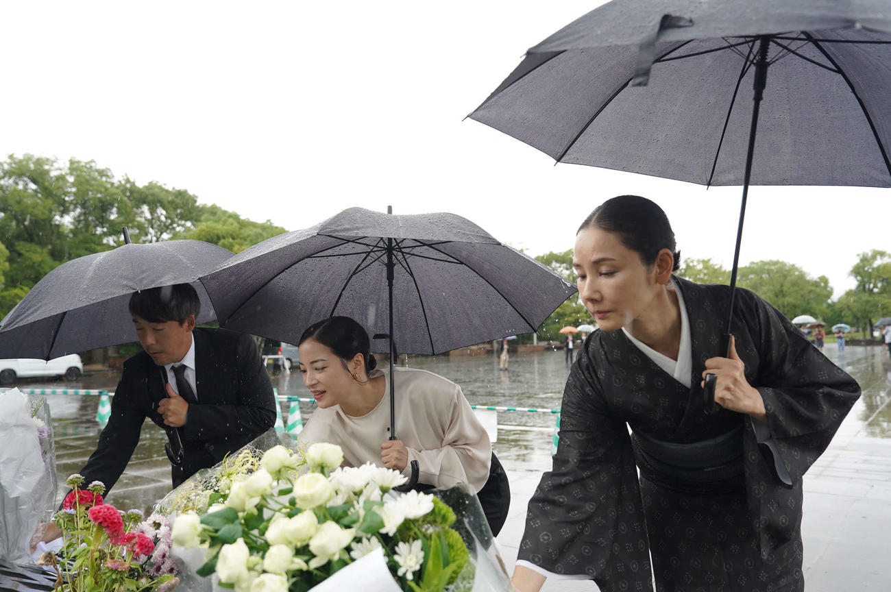 舞台となった長崎を訪問し、平和祈念像で献花した映画「遠い山なみの光」の、左から石川慶監督、広瀬すず、吉田羊