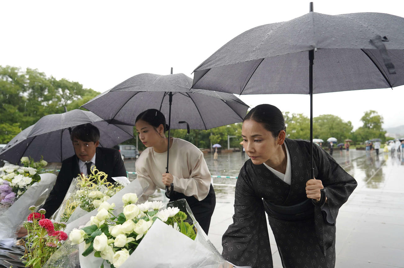 舞台となった長崎を訪問し、平和祈念像で献花した映画「遠い山なみの光」の、左から石川慶監督、広瀬すず、吉田羊