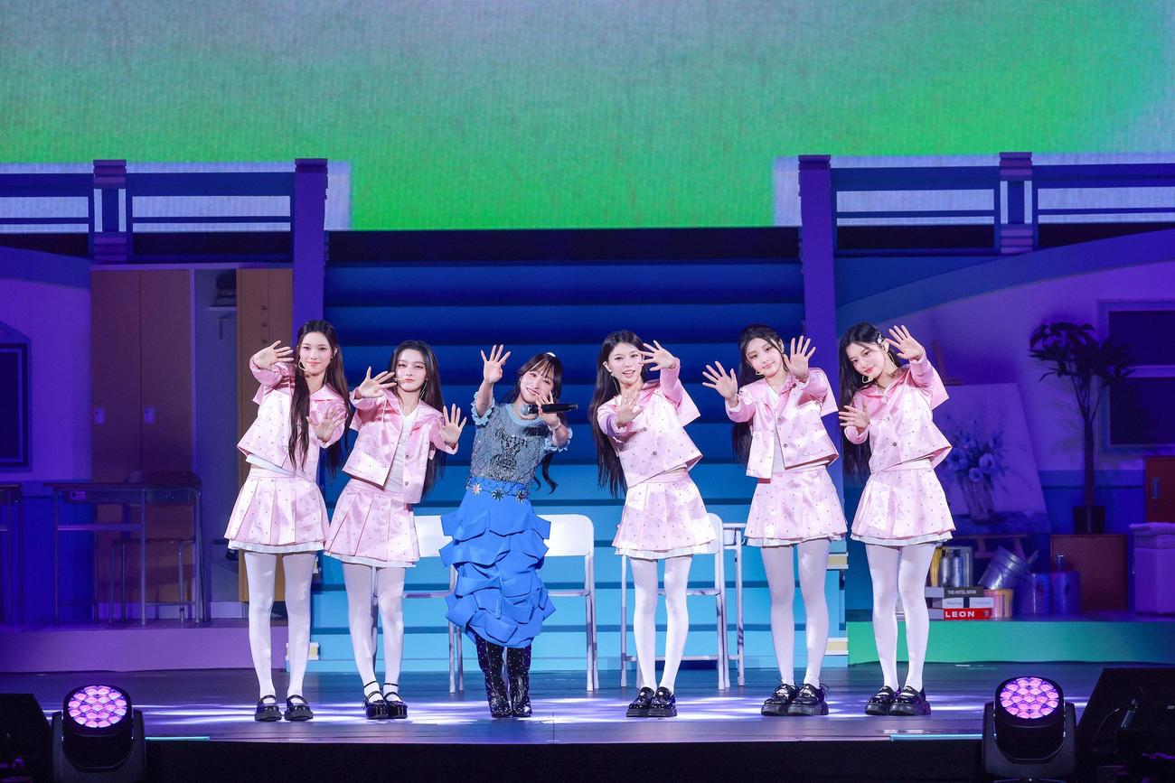 日本公演「2025ILLIT GLITTER DAY IN JAPAN」を行ったILLIT。左から3人目はサプライズゲストの乃紫（noa）（C）(P)＆(C) BELIFT LAB Inc.