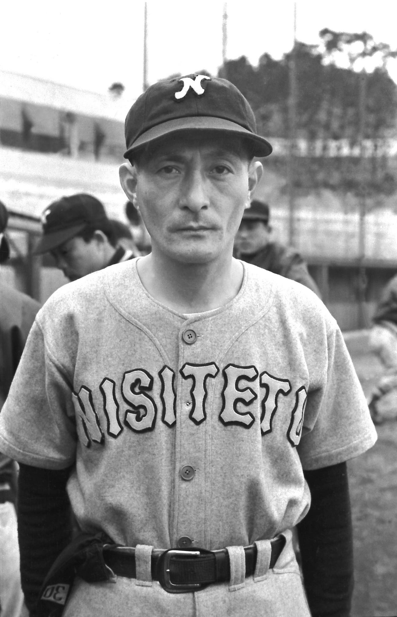 西鉄ライオンズ時代の宮崎要さん。この年、主将を務めた（1953年2月）