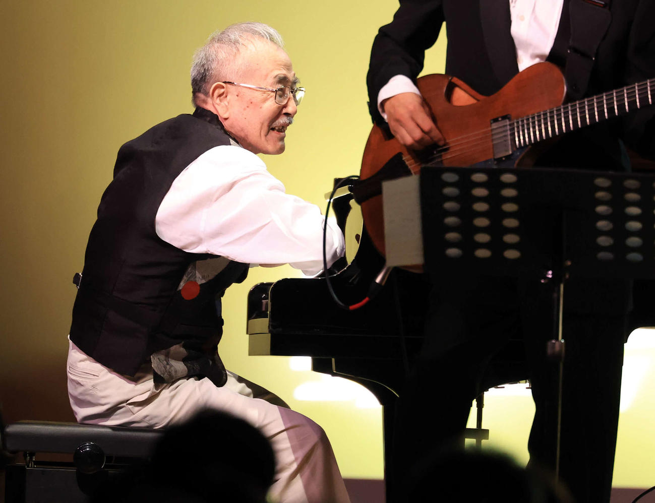 インペリアルジャズスペシャルセッションでアームを使う迫力の演奏をする山下洋輔（撮影・浅見桂子）