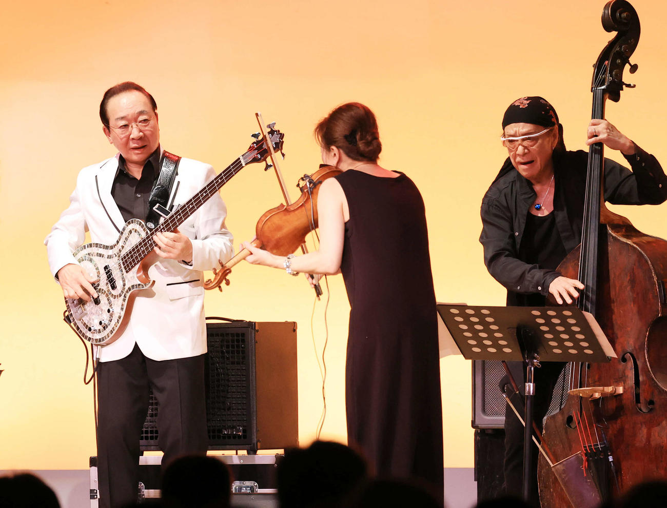 インペリアルジャズスペシャルセッションでベースを演奏する中村梅雀（左）。手前は寺井尚子（撮影・浅見桂子）
