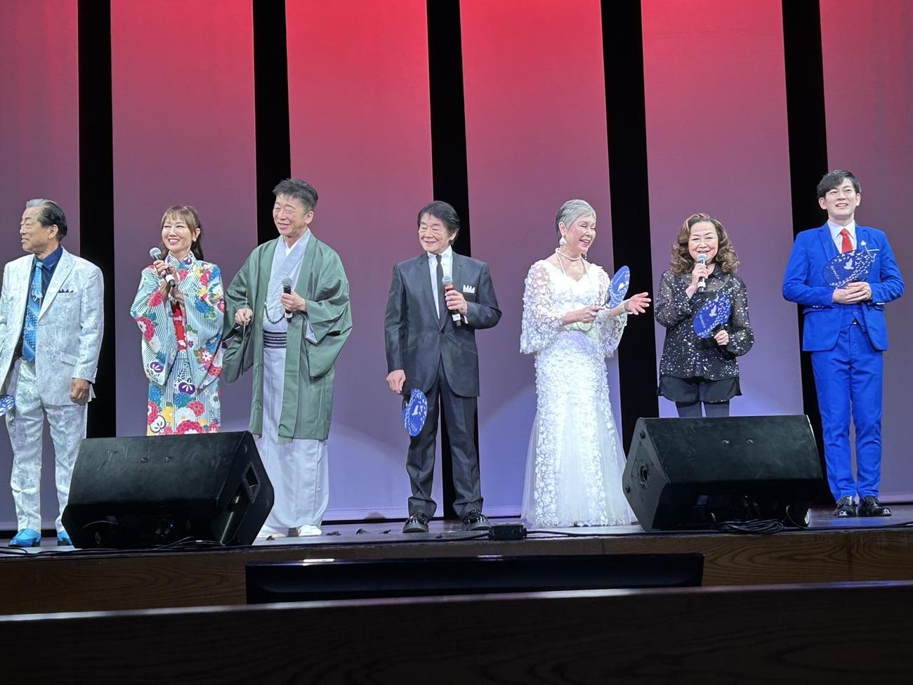 米ロサンゼルスで行われた米国歌謡祭の出演者ら。中央が田辺靖雄会長