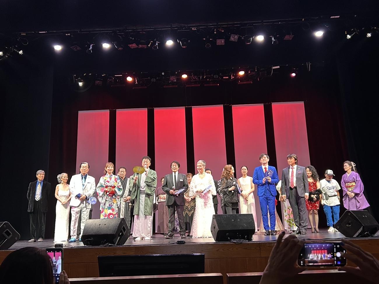 米ロサンゼルスで行われた米国歌謡祭の出演者ら