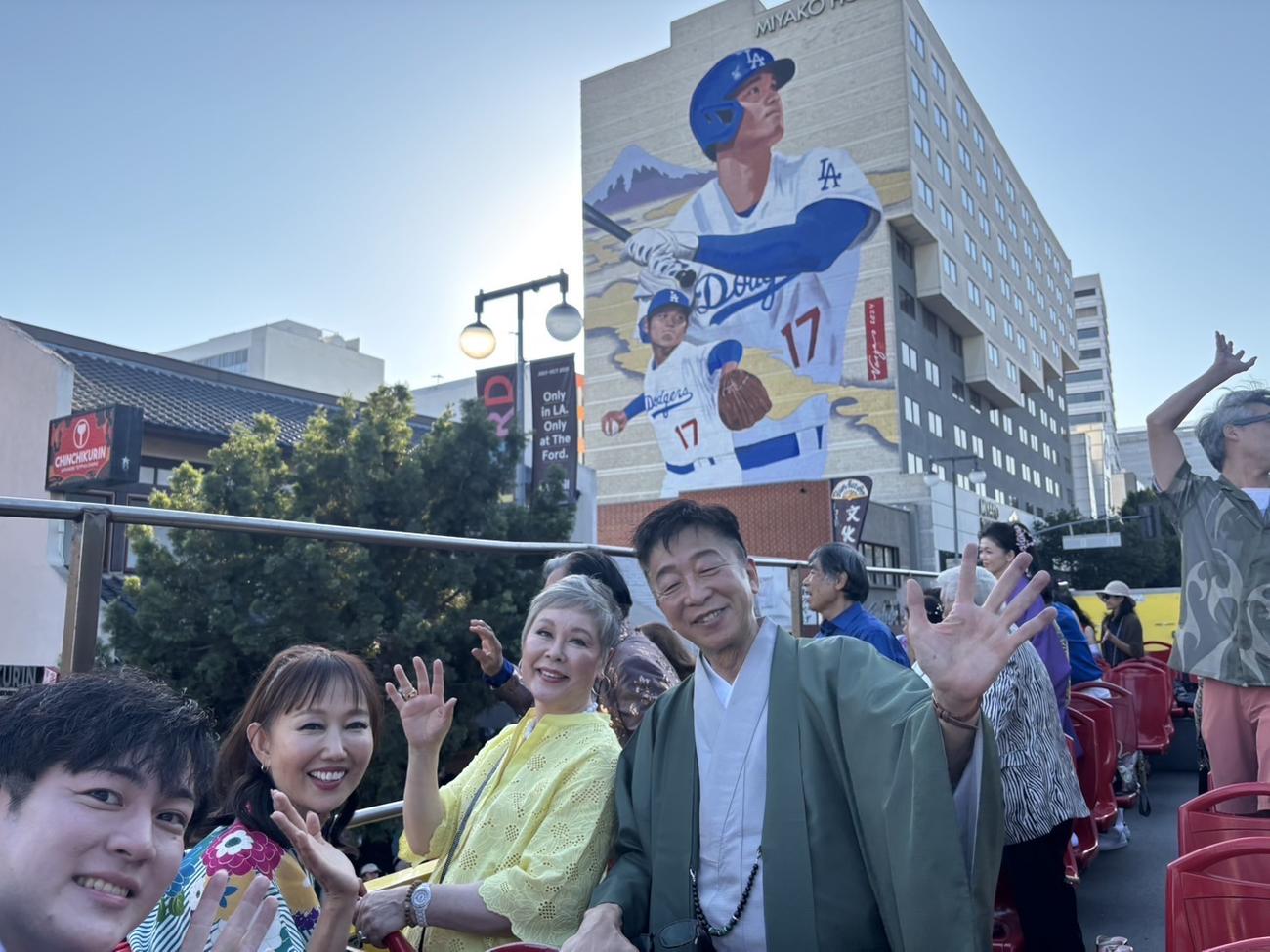 米ロサンゼルスで「二世ウィーク」のパレードに参加した米国歌謡祭の出演者ら