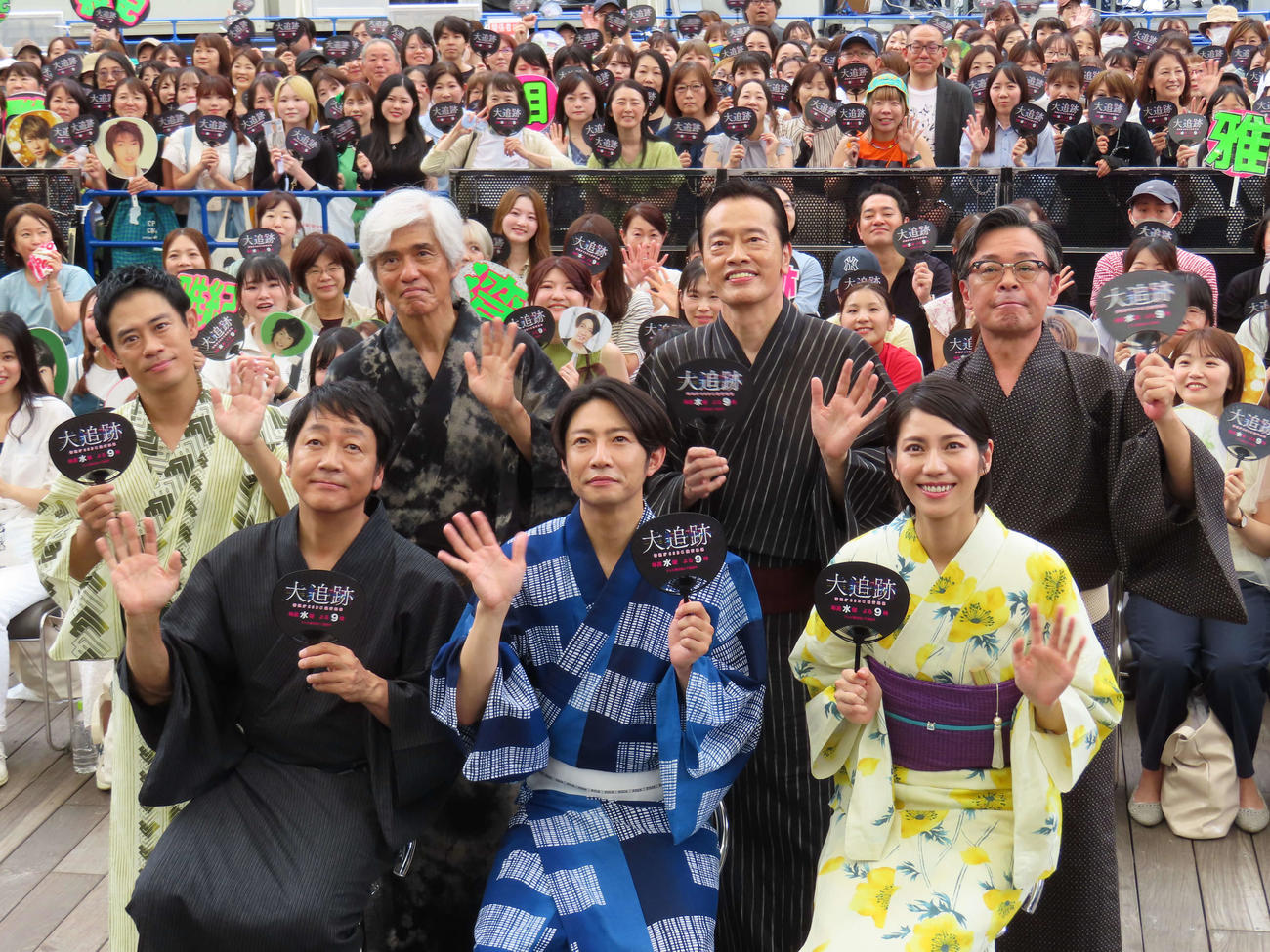 テレビ朝日系「大追跡～警視庁SSBC強行犯係～」のイベントに出席した、前列左から大森南朋、相葉雅紀、松下奈緒、後列左から伊藤淳史、佐藤浩市、遠藤憲一、光石研