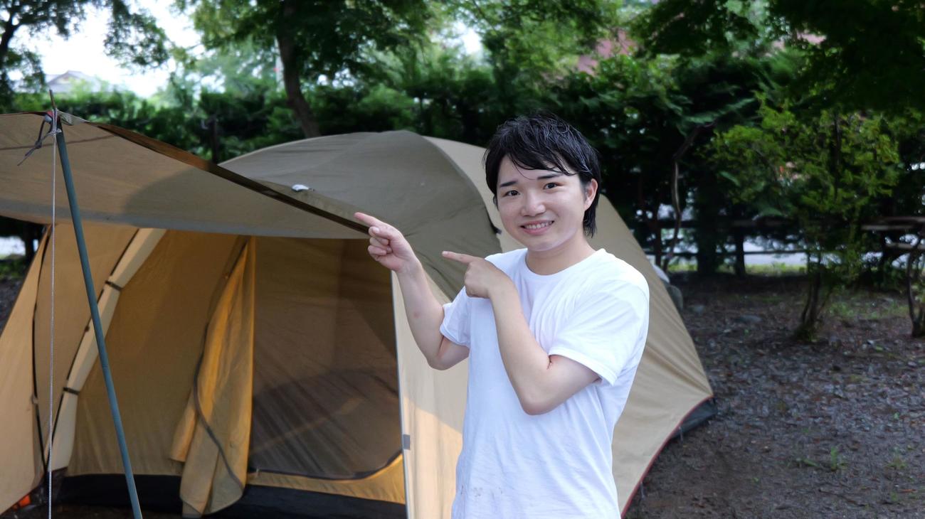 “挑戦”シリーズ第2弾でキャンプに挑み、テントを張り終え笑顔で披露する小山雄大