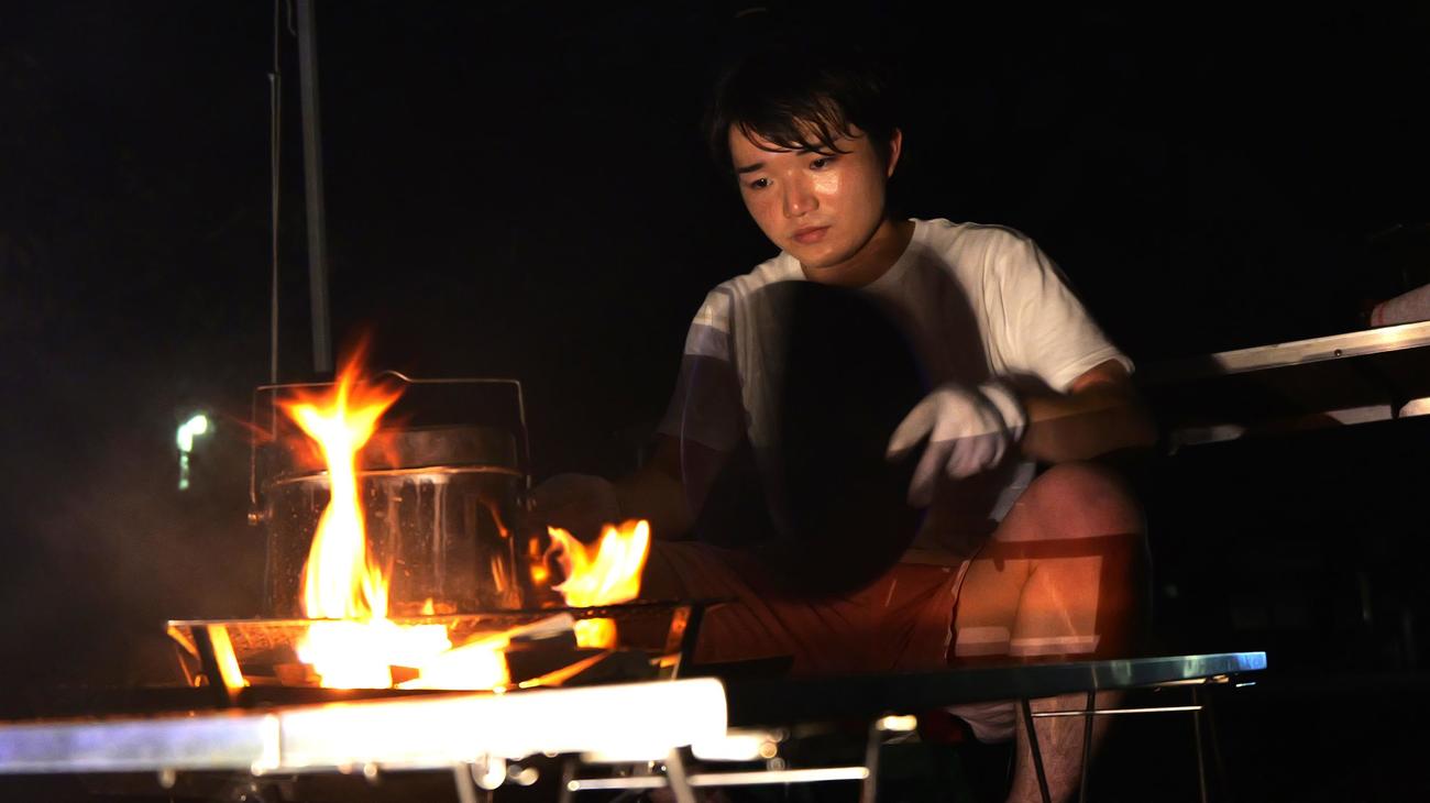 “挑戦”シリーズ第2弾でキャンプに挑み、カレーライス作りをする小山雄大