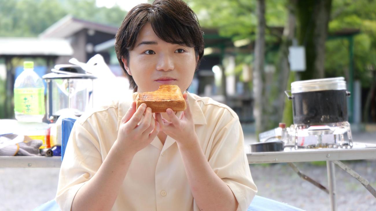“挑戦”シリーズ第2弾でキャンプに挑み、朝食を取る小山雄大