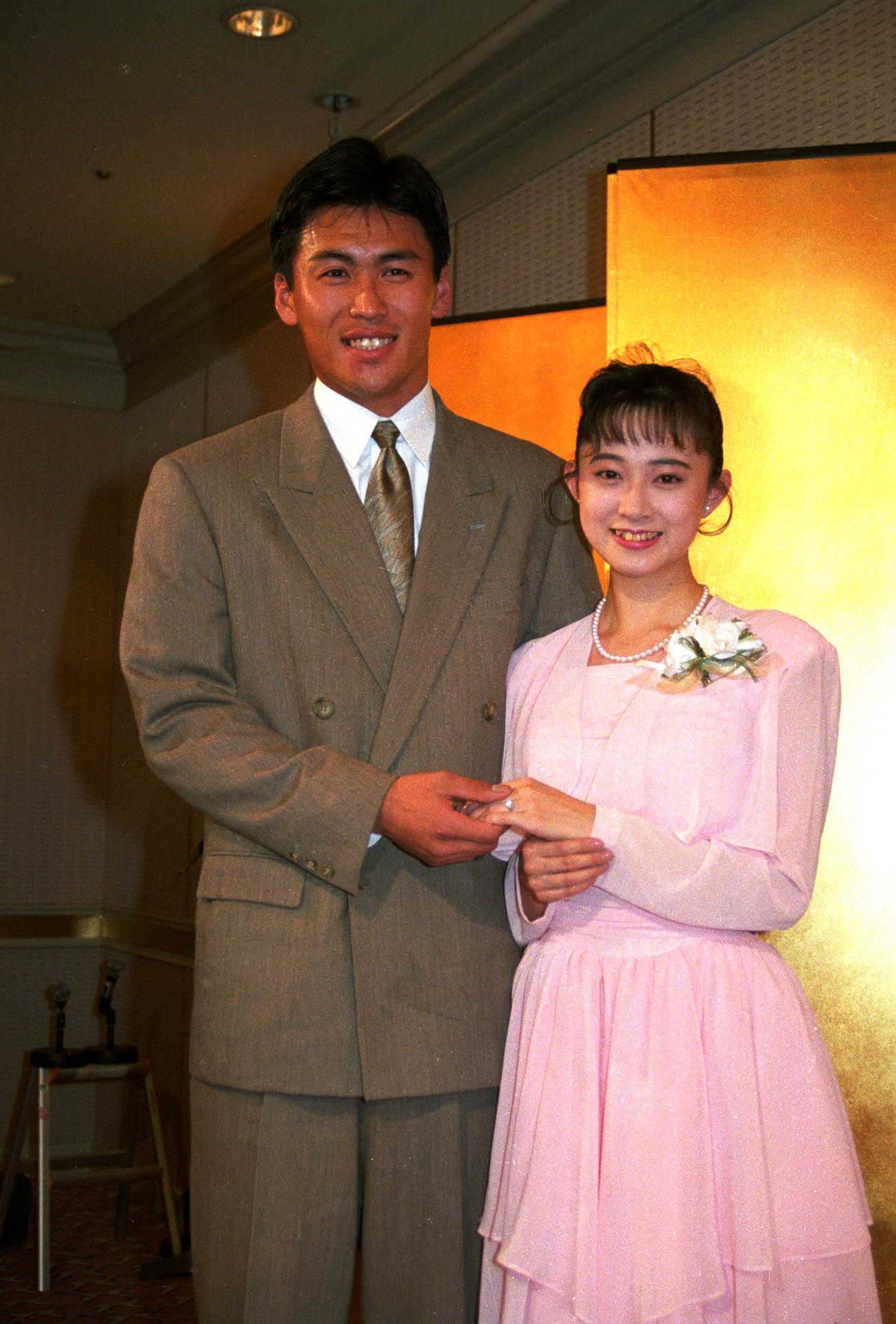 92年1月、バラエティーアイドル松本典子とプロ野球ヤクルトの笘篠賢治内野手が婚約発表会見を行った