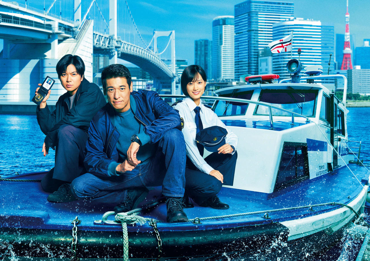 フジテレビ系「新東京水上警察」に出演する（左から）加藤シゲアキ、佐藤隆太、山下美月（C）フジテレビ