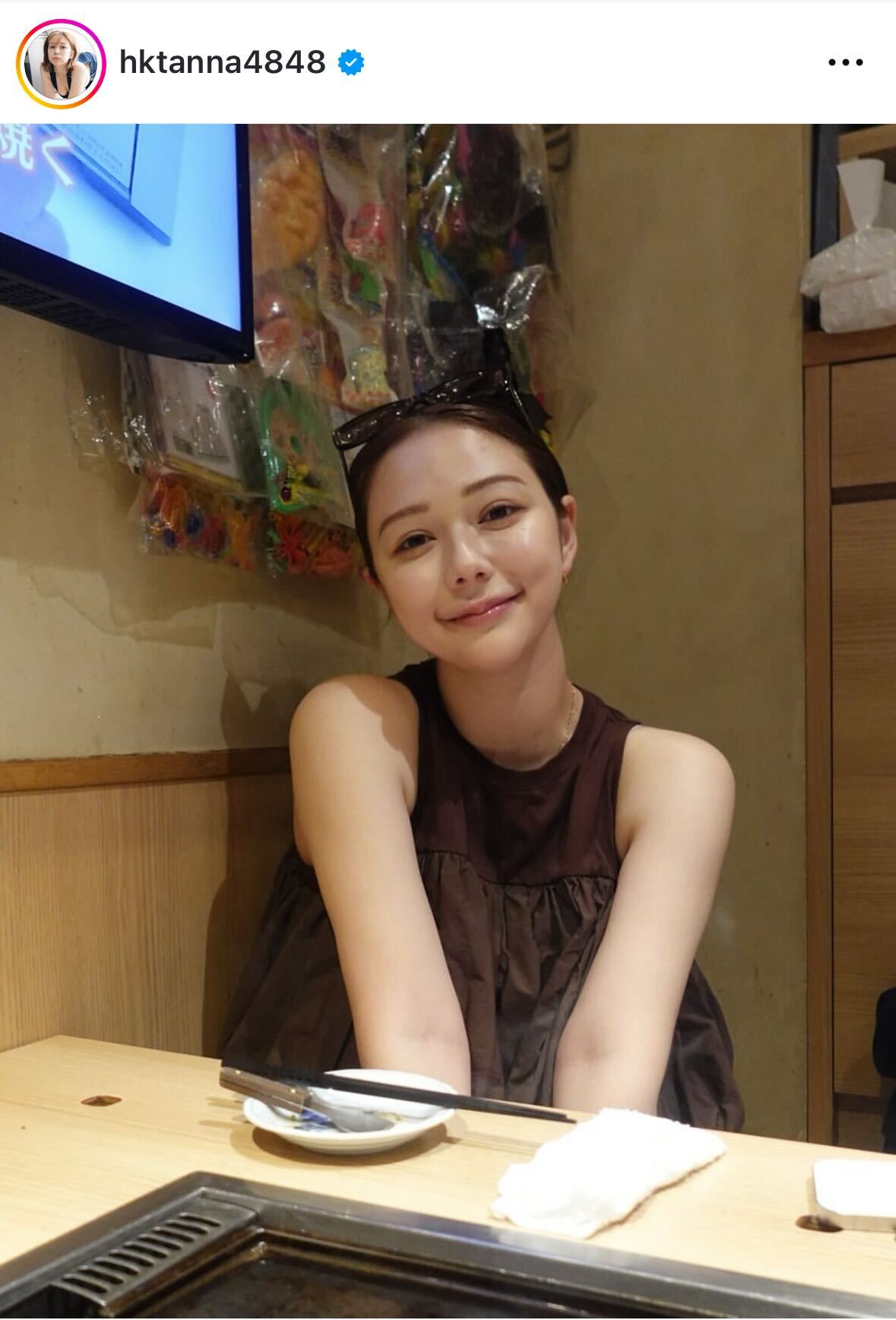鉄板の前で笑顔の村重杏奈（インスタグラムから）