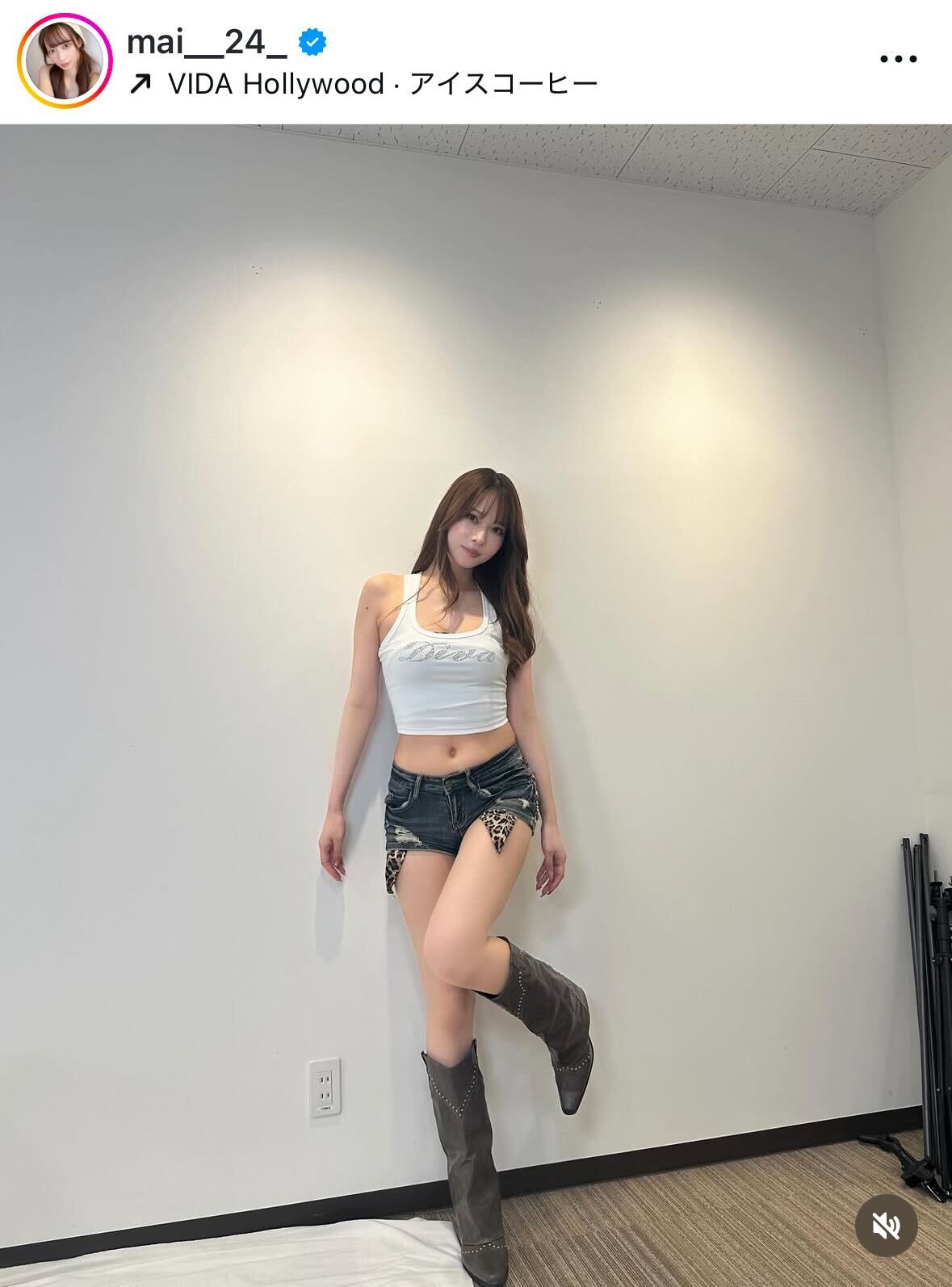 ヘソ出しホットパンツ姿で美脚披露（大野真依のインスタグラムから）
