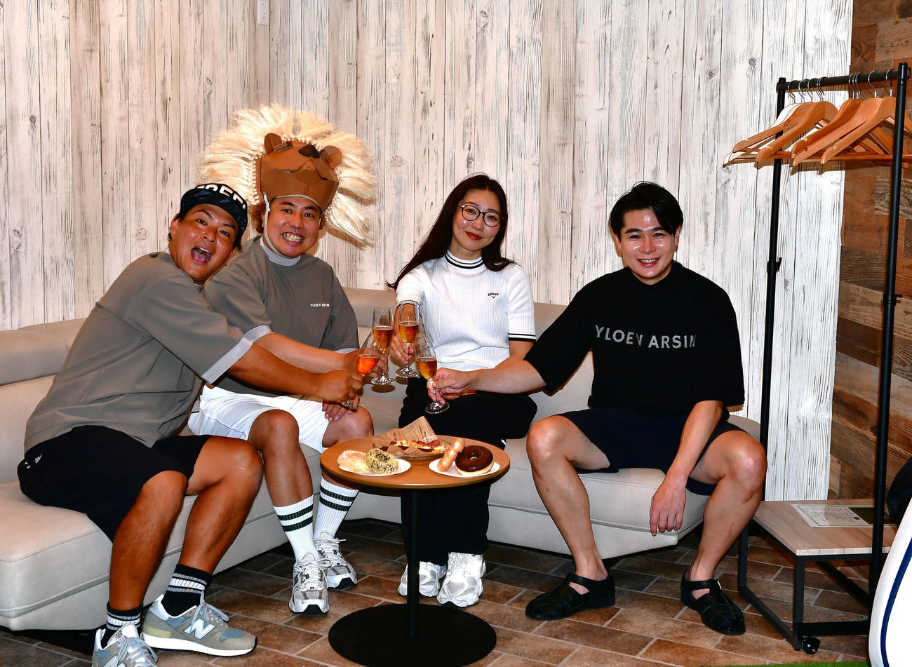 完全個室・月額会員制のシミュレーションゴルフ店「大西ライオンゴルフ　Party Lounge」プレオープン記念取材会に出席した左から天竺鼠の瀬下豊、大西ライオン、CRAZY COCO、平成ノブシコブシ吉村崇（撮影・松尾幸之介）