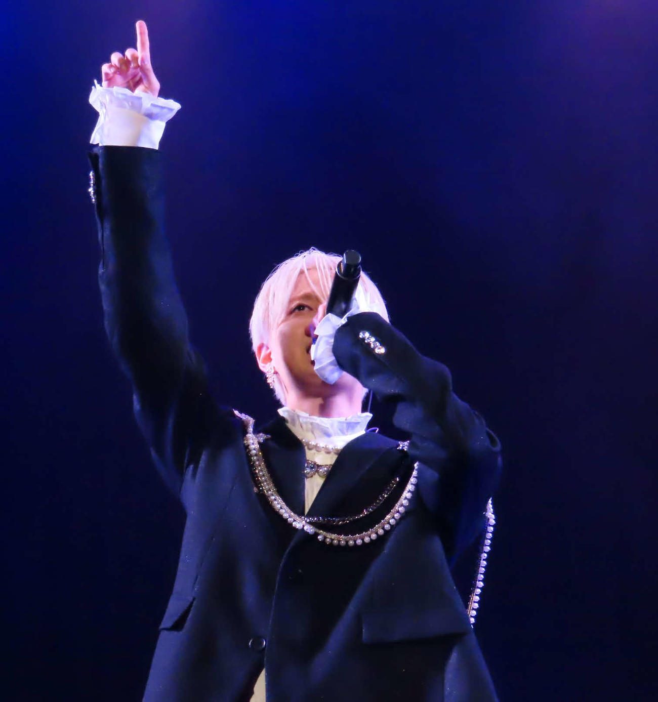 映画「アズワン／AS ONE」最速上映プレミアイベントで、主題歌「巡星」を歌唱する白岩瑠姫