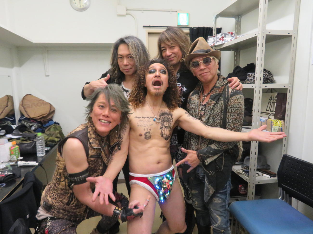 平成最後のライブを行ったOSAMU METAL80'sの前列左からNoB、藤井修、河野陽吾、後列左から寺沢功一、シャラ（18年12月撮影）