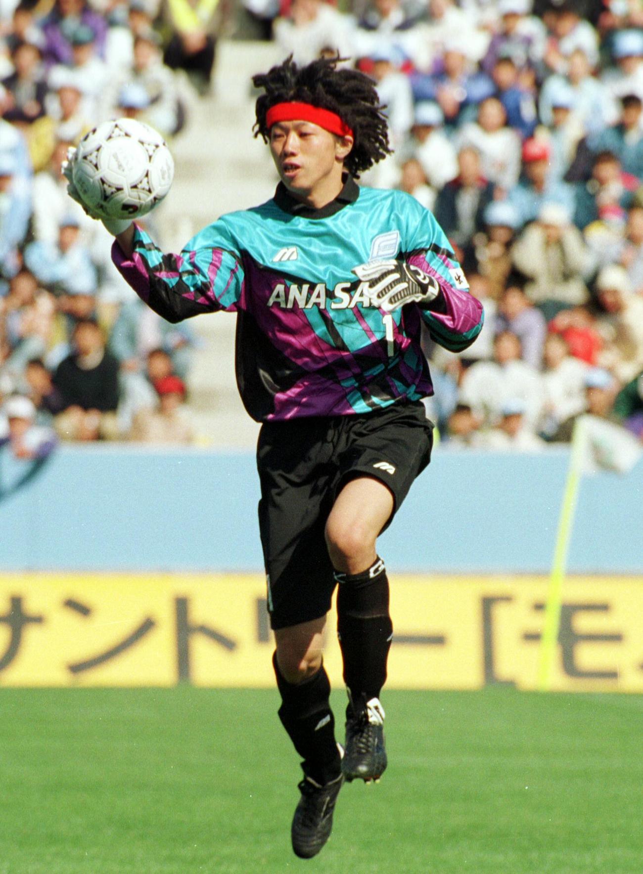 磐田対横浜F　ボールをキャッチする森敦彦（1994年4月撮影）